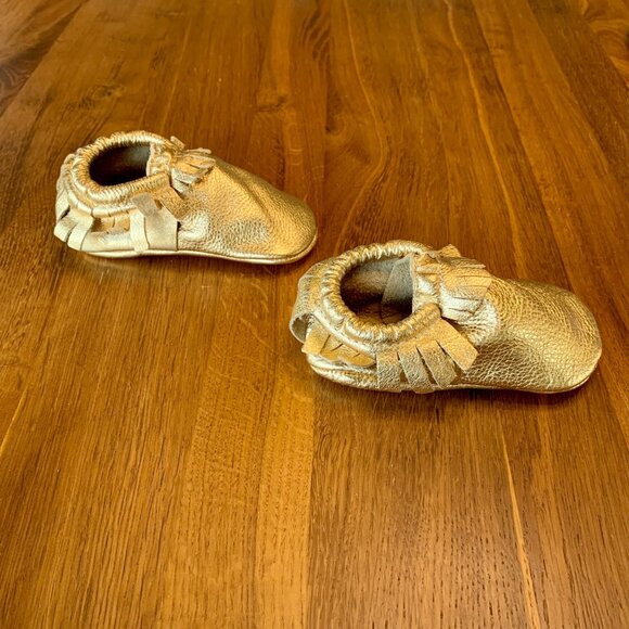 FRESHLY PICKED Gold Baby Moccasins 8 Fringe Leather Soft Sole Infant Moccs Shoes - Picture 2 of 8